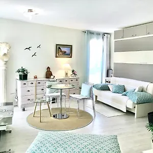 https://antinea-cassis.fr-provencehotel.com